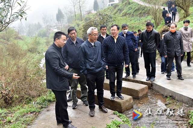 省政协副主席何波率调研组到我县调研1.jpg