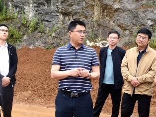 在肉牛养殖基地调研.jpg