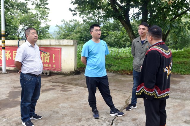 在以古镇小米多村调研.jpg