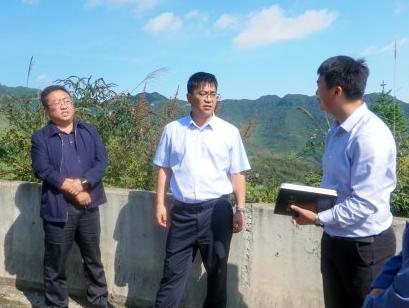 在花山乡调研.jpg