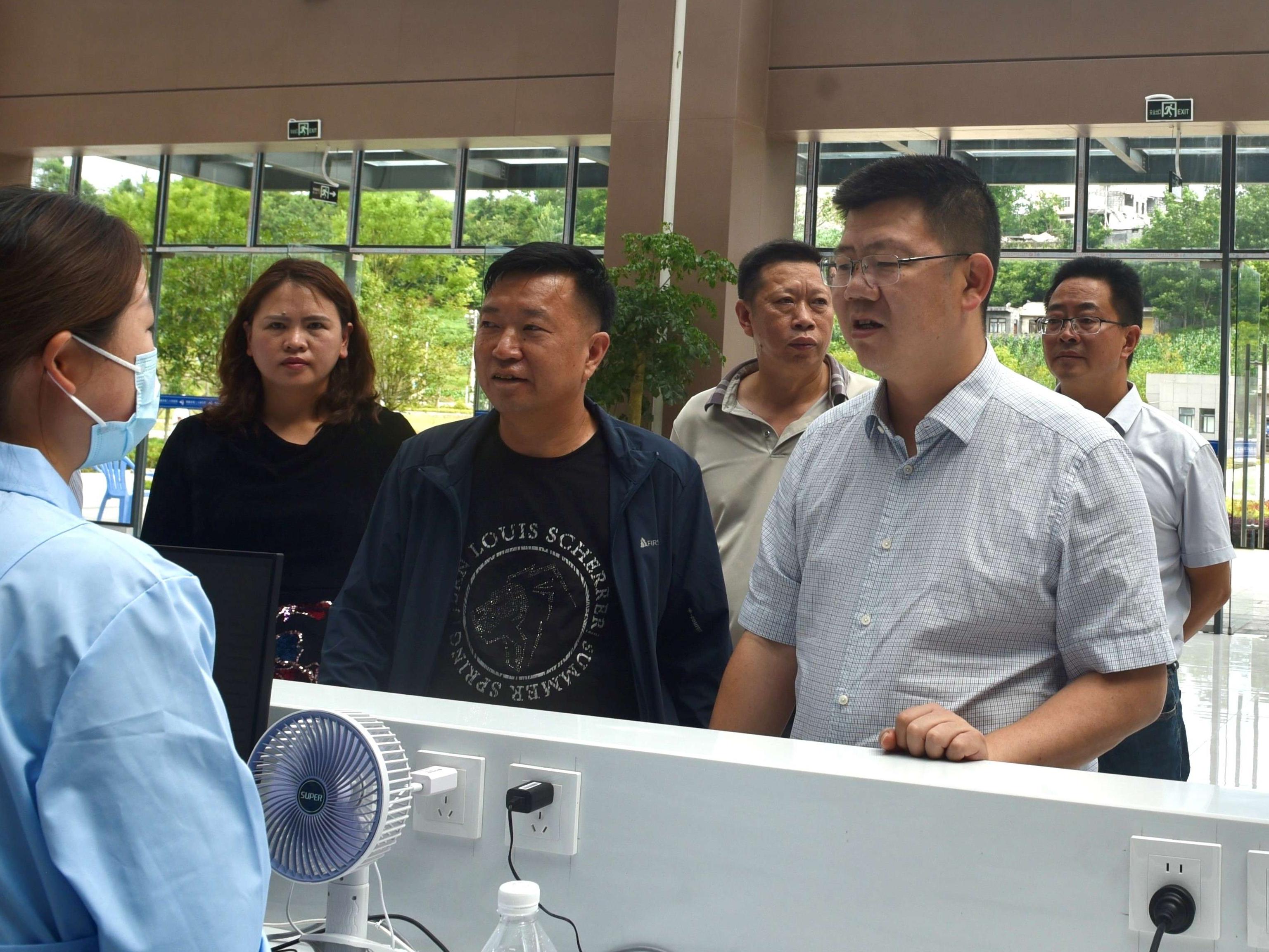 肖顺兴到县第二人民医院调研1.jpg