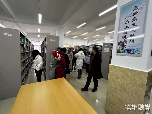 参观图书室.jpg
