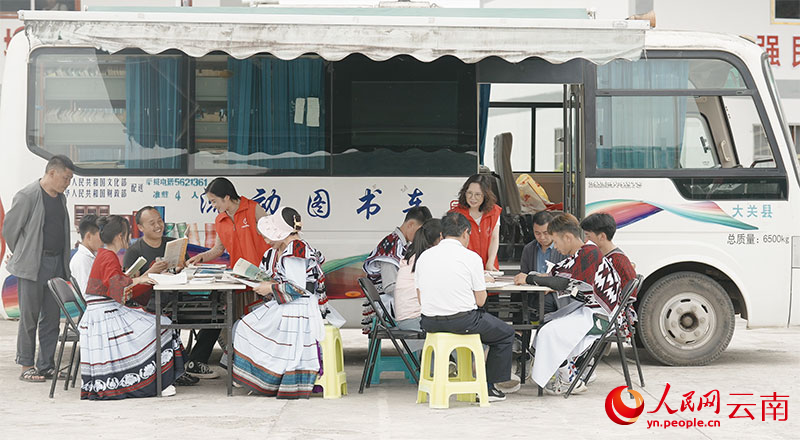 昭通大关“流动图书车”。 人民网记者 庄志斌摄