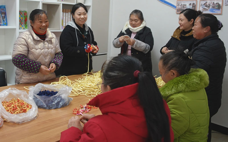 镇雄县呢噜坪易地搬迁安置点群众在社区“零工之家”做手工活