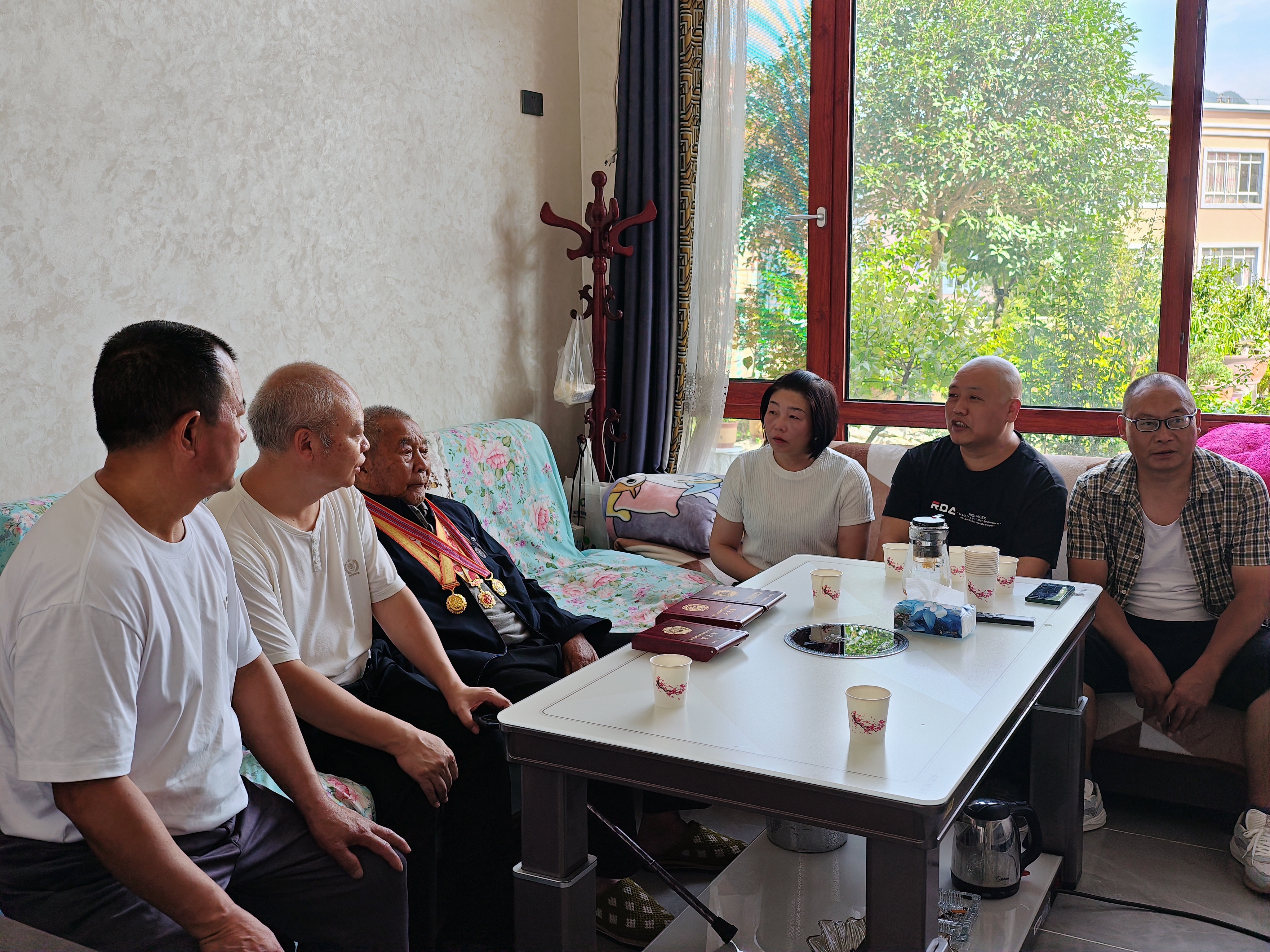陈林声与家人一起收看阅兵式