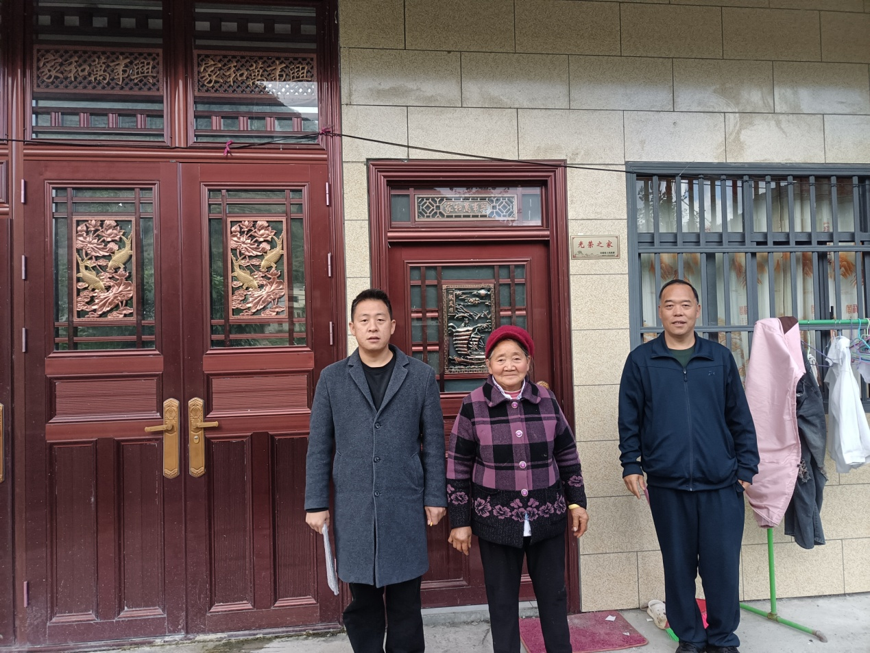 这不仅是一块荣誉牌,更是一道连接军地、温暖人心的桥梁。今年以来,大湾镇用心用情开展“微心愿”征集活动,倾听军属心声,解决实际困难;组织“喜报”送尊崇专班,及时将官兵在部队的立功受奖喜讯传回家乡;并通过常态化“家访”送服务,深入了解军属生活状况,提供精准帮扶。这一系列组合拳,真正把尊崇与关怀送到了军属的心坎上,消除了现役军人的后顾之忧。 配图1