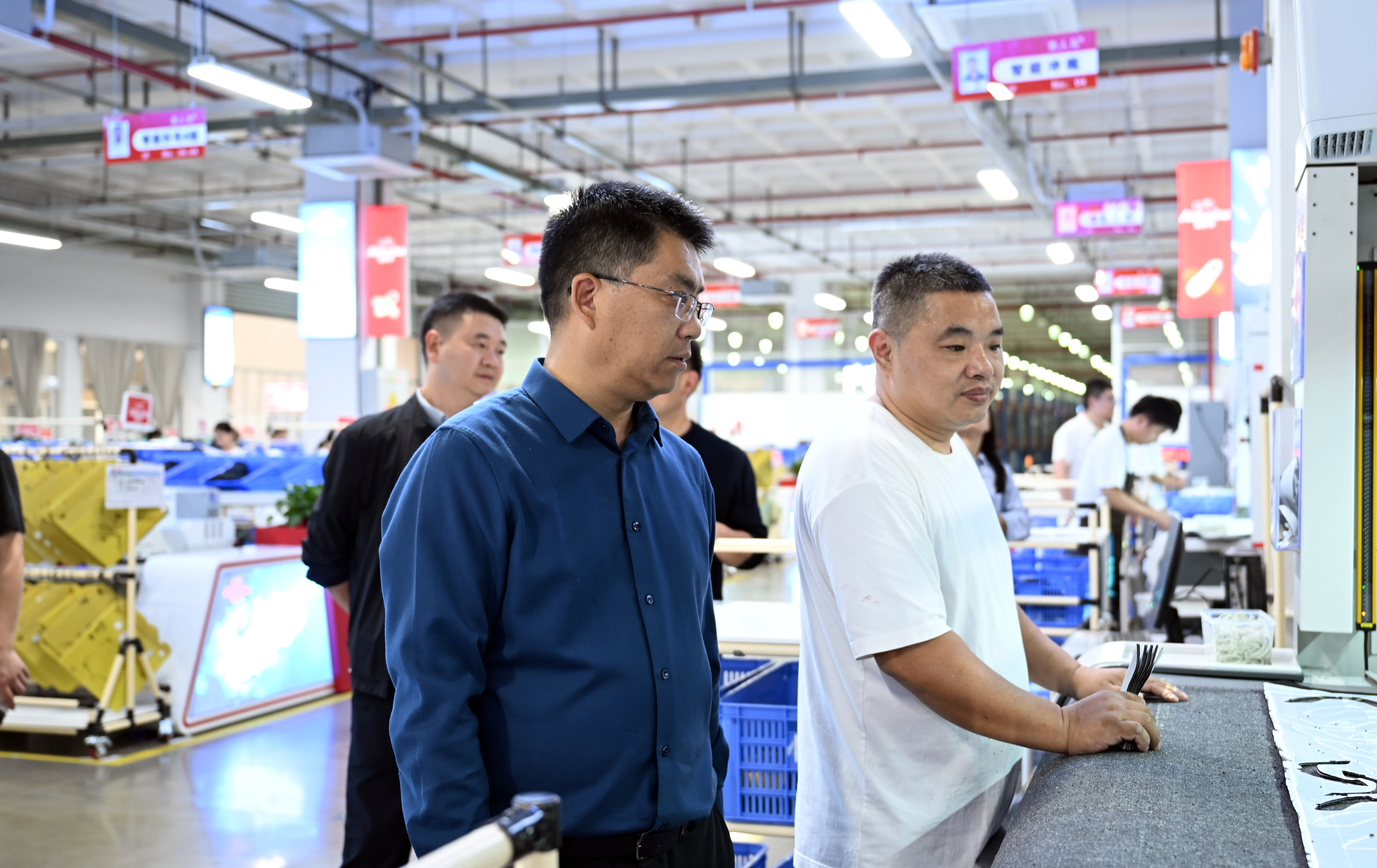 杨绪春在泉州贵人鸟股份有限公司考察