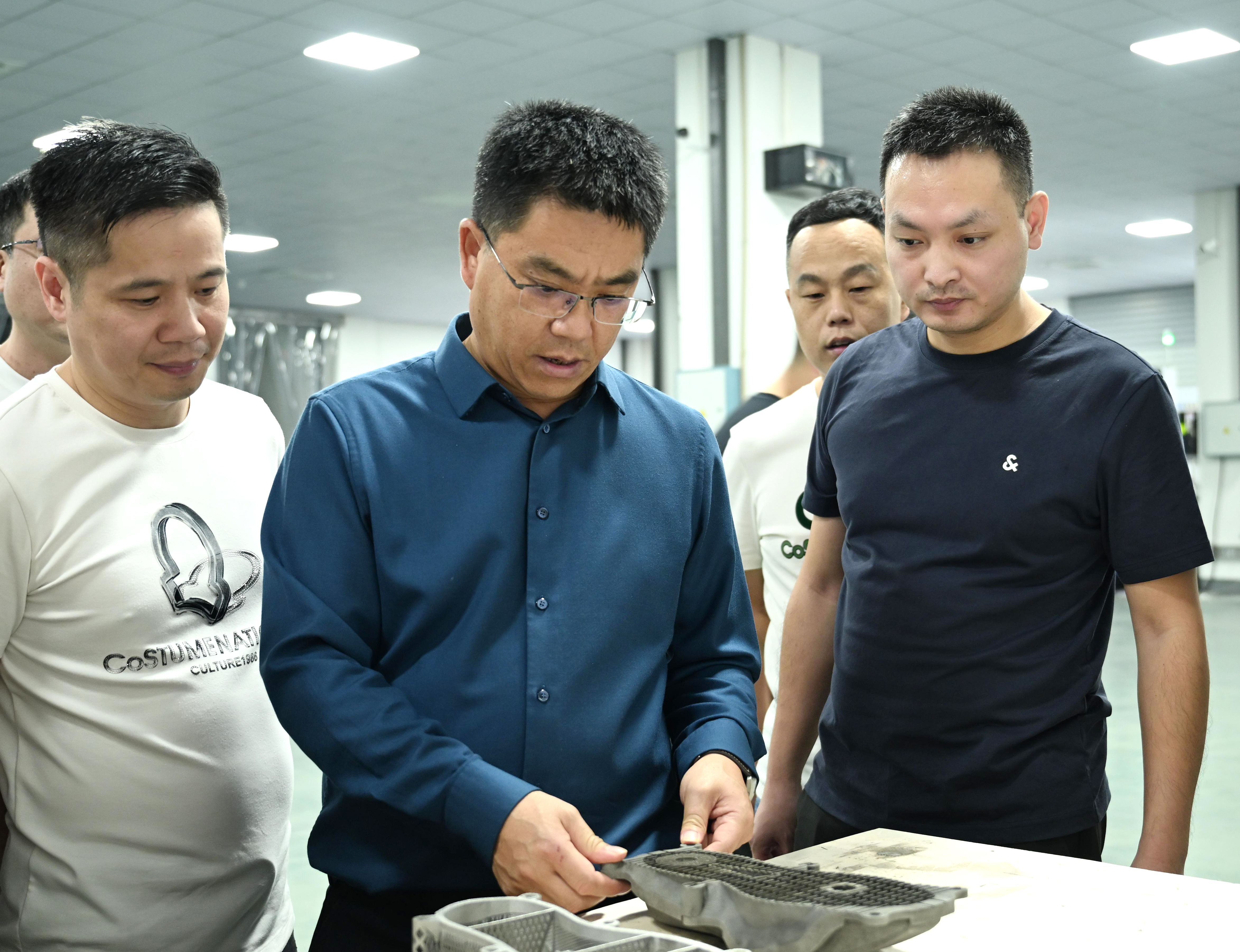 杨绪春在泉州艺峰3D打印智能模具厂考察鞋底模具