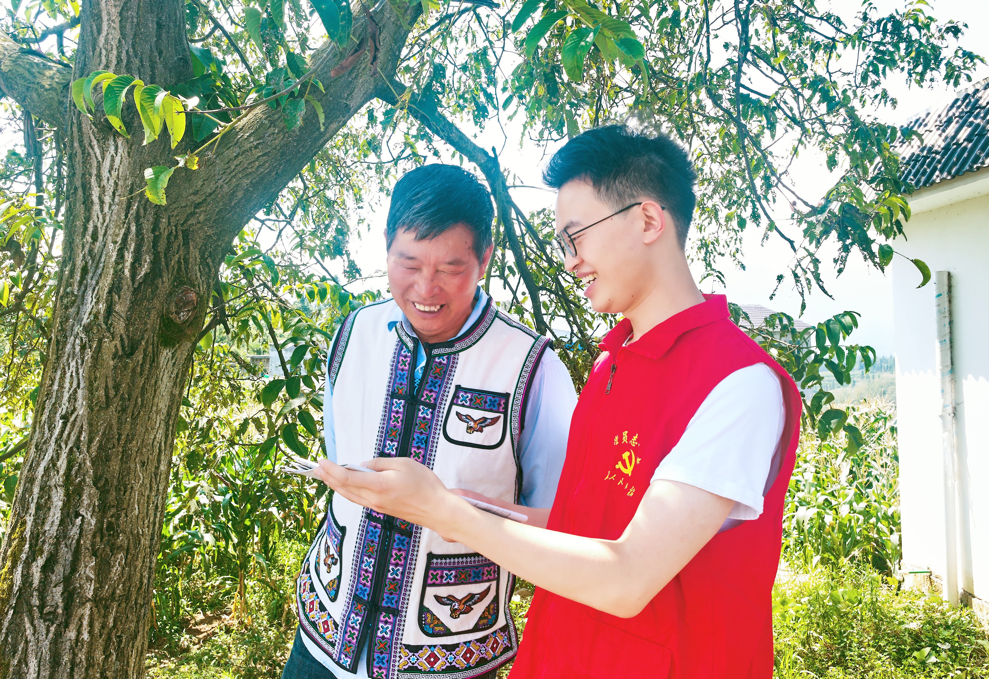 尖山乡驻村工作队员为彝族同胞宣讲惠民政策。